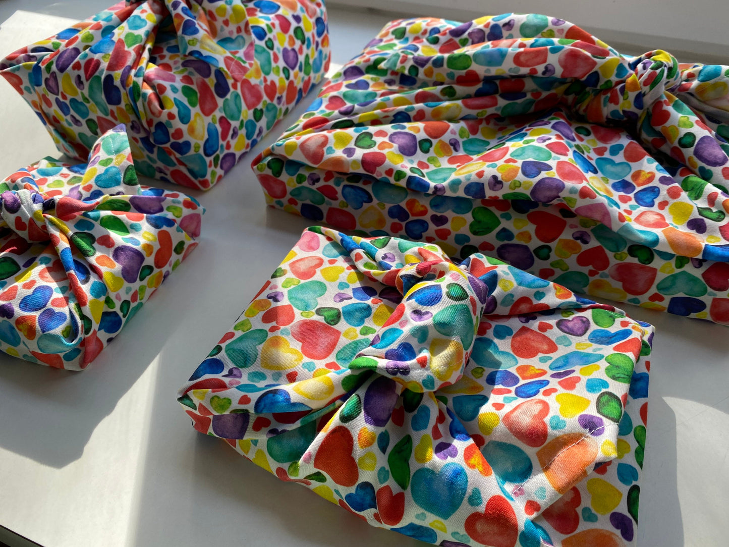 Furoshiki Geschenktücher mit bunten Herzen für Valentinstag, Größe S 35x 35, M 50x50, L 70x70, XL 90x90 cm, Verpackung Stoff, Wrap Tuch