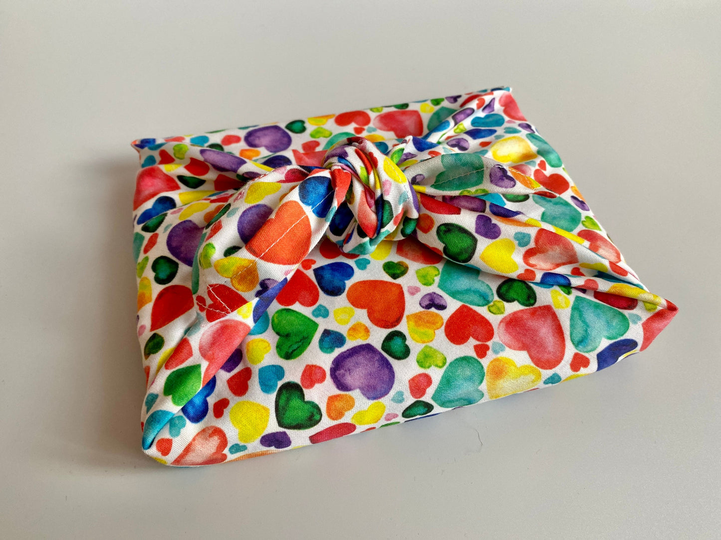 Furoshiki Geschenktücher mit bunten Herzen für Valentinstag, Größe S 35x 35, M 50x50, L 70x70, XL 90x90 cm, Verpackung Stoff, Wrap Tuch