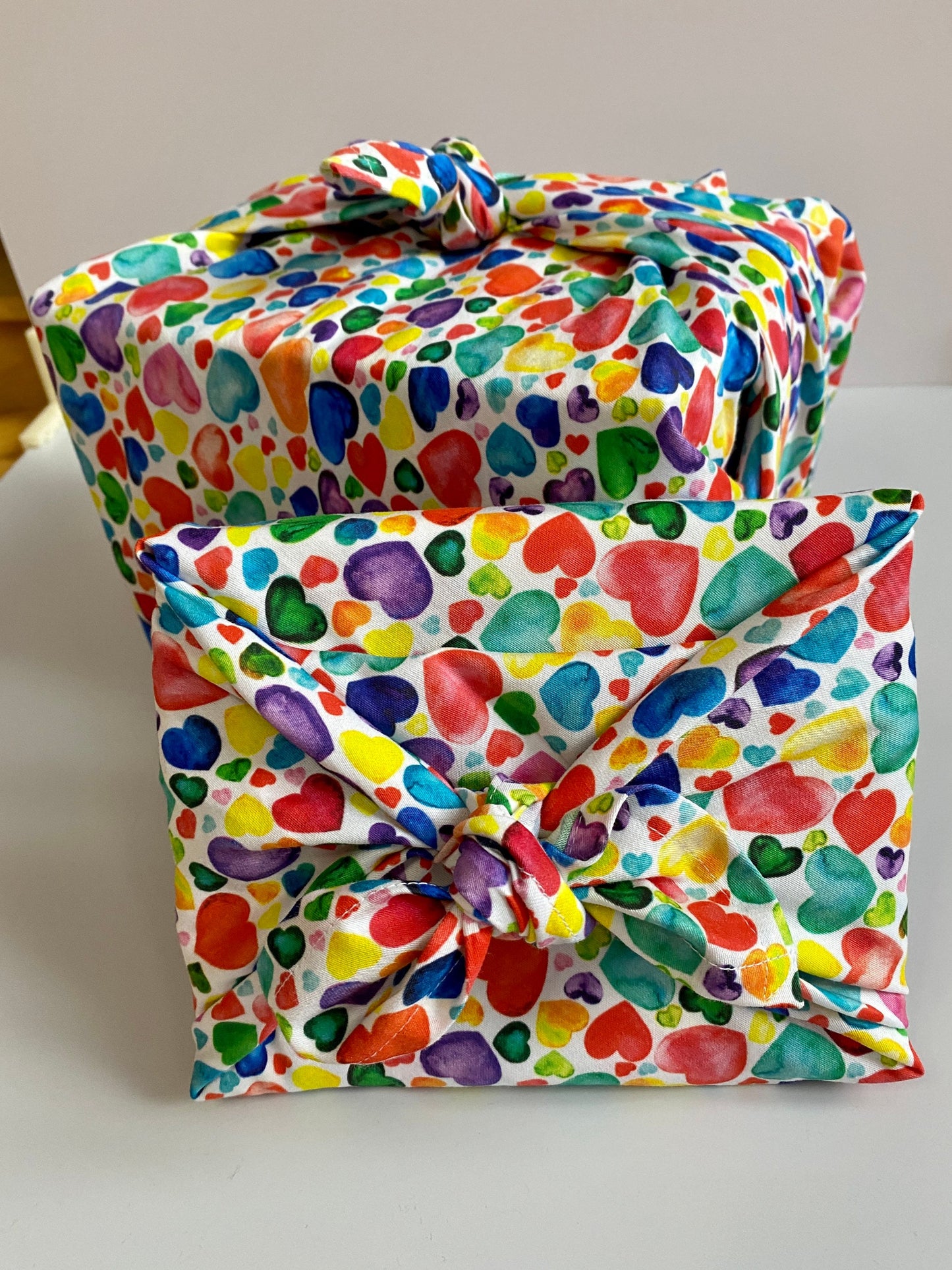 Furoshiki Geschenktücher mit bunten Herzen für Valentinstag, Größe S 35x 35, M 50x50, L 70x70, XL 90x90 cm, Verpackung Stoff, Wrap Tuch